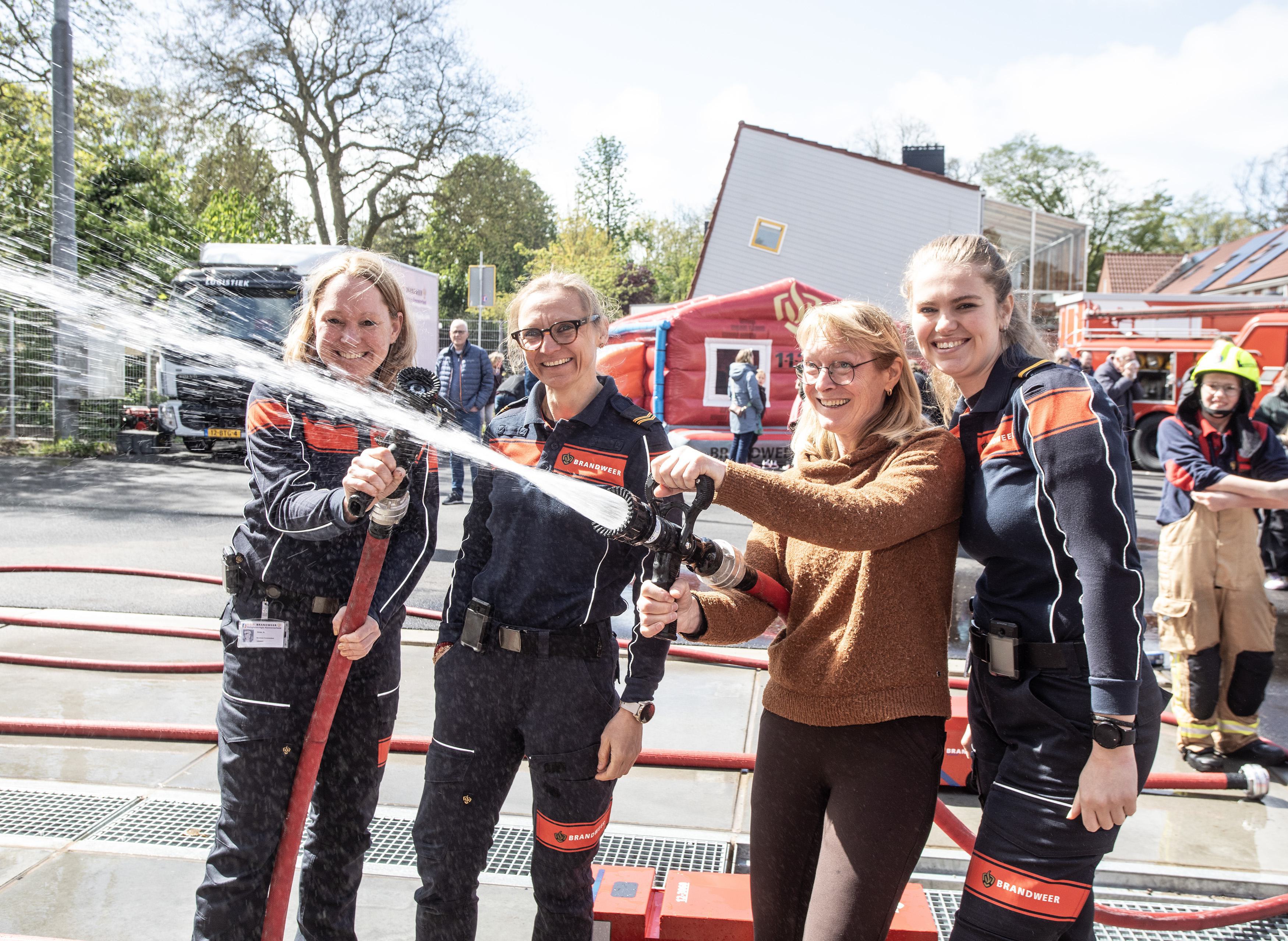 Nieuwe brandweerkazerne in Bennebroek zoekt nieuwe vrijwilligers. ’Het teamwork, de power. Ik dacht: